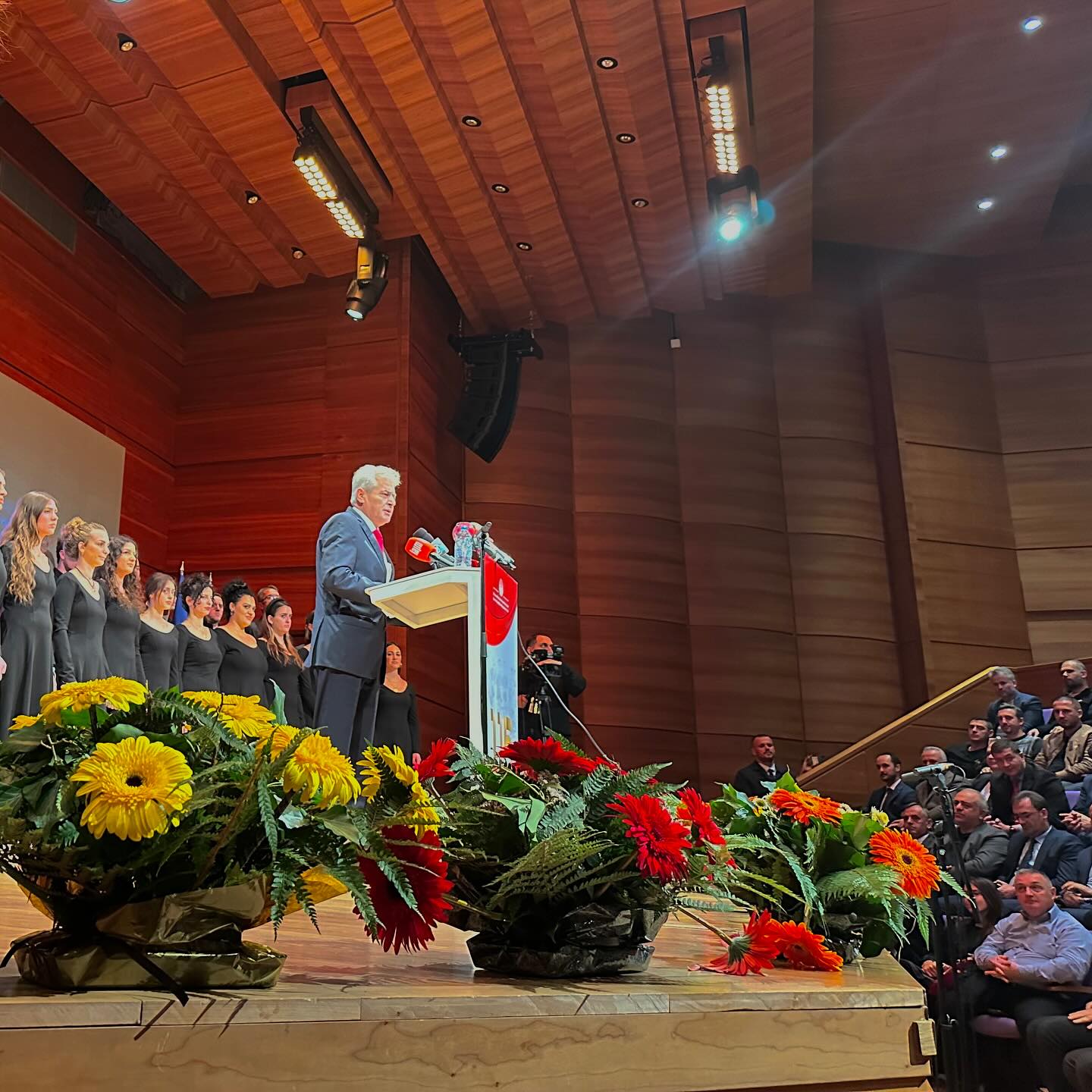 Kolegji Universitar Qiriazi B Hu Pjes E Historis